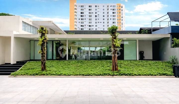 House in Kebayoran Baru Suitable for Retail Business