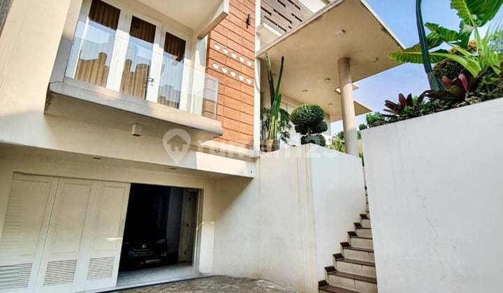 Rumah dengan Private Pool di Ampera Cilandak