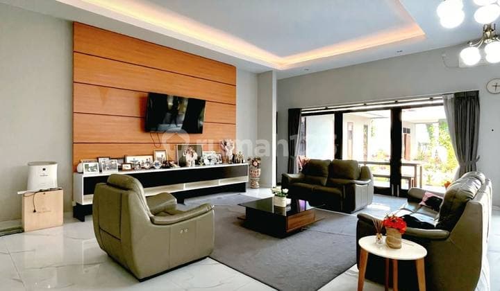 Rumah dengan Halaman Luas Area Hunian Tenang di Kebayoran Lama