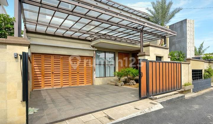 Bangunan 2 Lantai Terawat Dilengkapi Private Pool di Veteran Jaksel