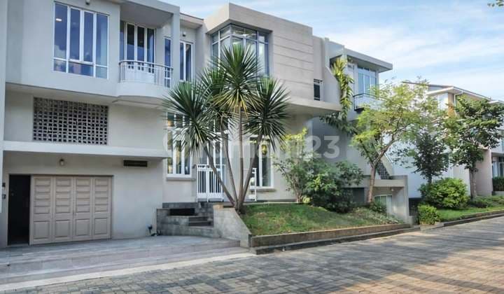 Rumah Strategis Terawat dan Siap Huni dengan Private Pool di Kemang