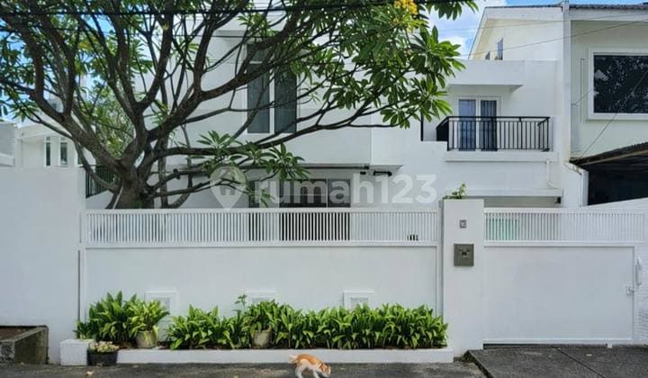 Beautiful House Premium Location Multi Access Ready to Occupy in Kebayoran Baru