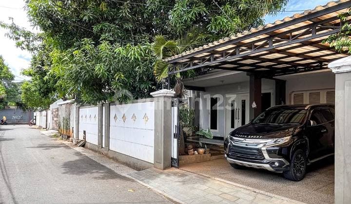 Rumah Lokasi Strategis 1 Lantai Dengan Private Pool Di Kemang