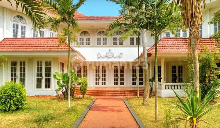 Classic Design House in a Hook Location Complex in Simprug, South Jakarta