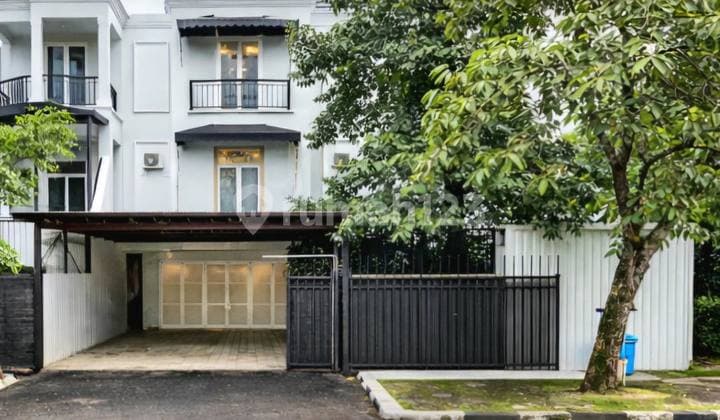 American Classic Style House in the Premium Area of Kebayoran Baru