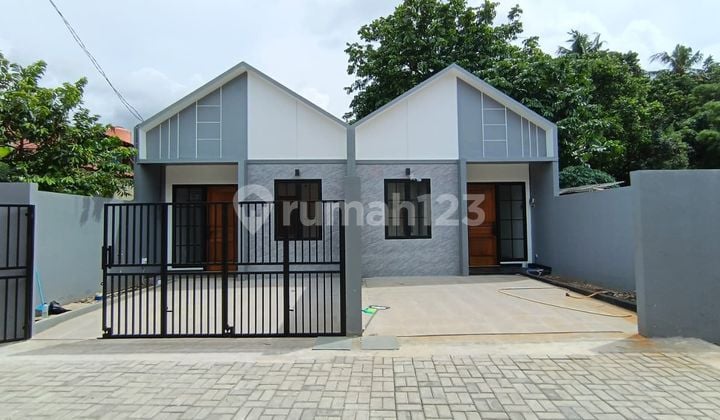 New House Ready to Live In-Strategic Location-Easy Access-Bonus AC-Canopy-CCTV in Jagakarsa, South Jakarta