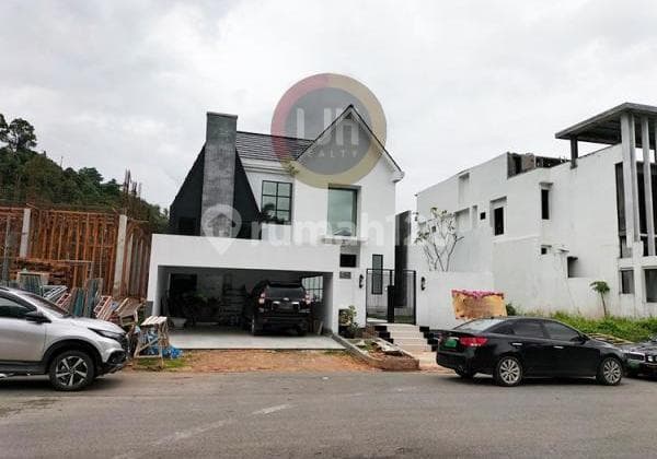 Dijual Rumah Mewah 2 Lantai di Perumahan Crown Hill Estate Batam Centre
