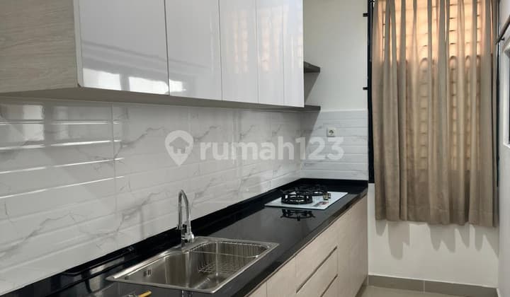 Termurah Rumah 3 Lantai di Tomang, Bagus, Siap Huni. Strategis