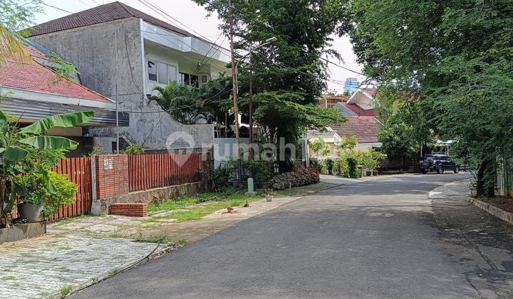 Rumah Bangunan Lama 2 Lantai Lokasi Strategis. Kebayoran Baru