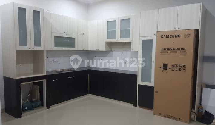 Rumah Bagus 3 Lantai, Siap Huni di Tomang