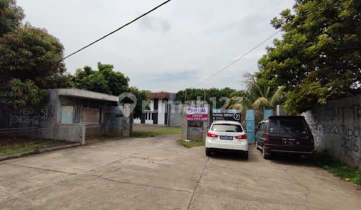 pabrik gunung putri pinggir jalan raya