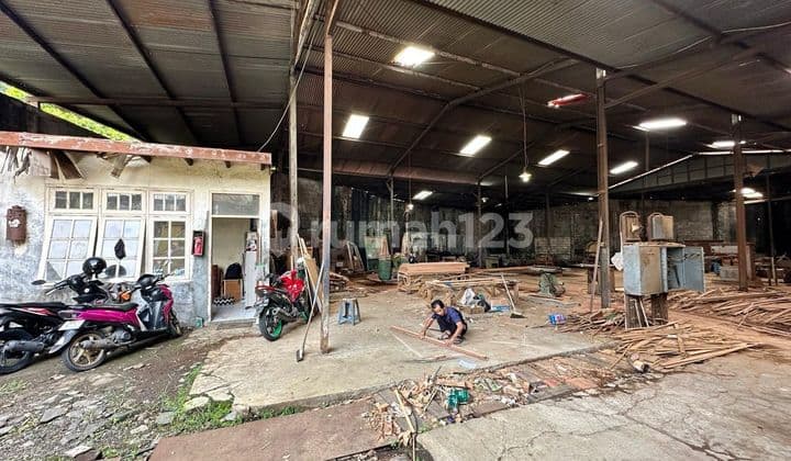 gudang di jalan raya pajajaran