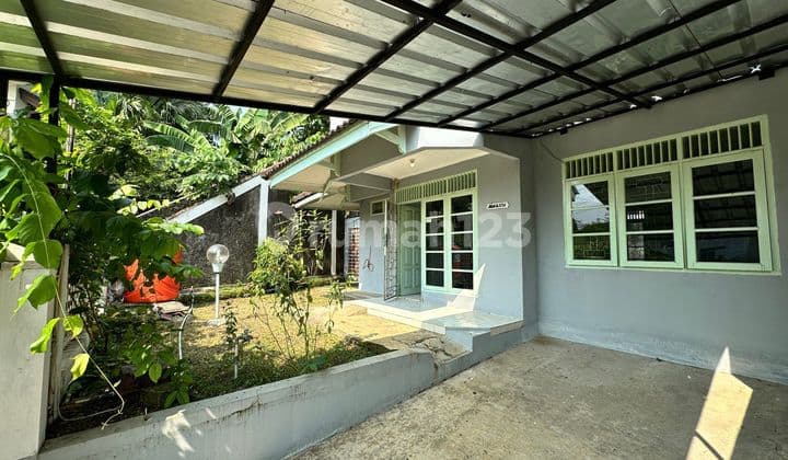Rumah asri depan taman Baranangsiang Indah BSI