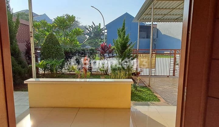 Rumah 2 lt luas dengan taman belakang