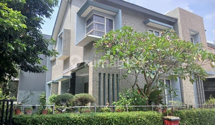 Rumah Asri dengan Taman yang Luas, Posisi Hoek di Jakarta Timur