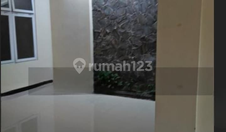 Rumah 2 Lantai Bagus bangunan terawat lokasi manahan