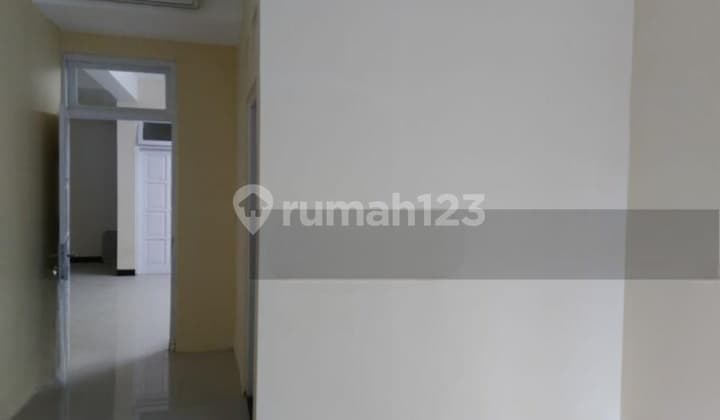 Rumah 2 Lantai Bagus bangunan terawat lokasi manahan