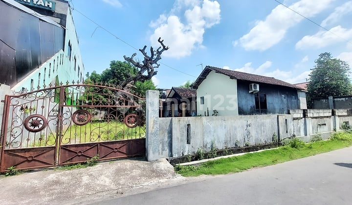 Rumah siap huni lokasi gentan strategis luas 786m banguna klasik