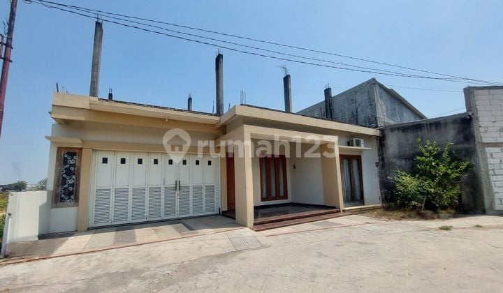 Nice luxury house and warehouse shop by the main road in Jaten.