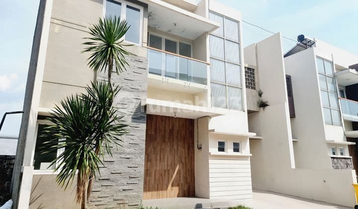 Rumah 2 Lantai Bagus Cluster satpam lokasi colomadu dekat Tol