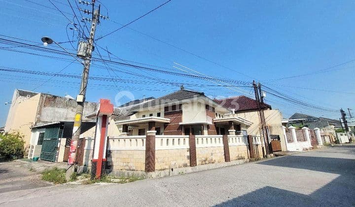 Rumah Baru hadap Timur siap huni Lokasi Hoek strategis jaln lebar