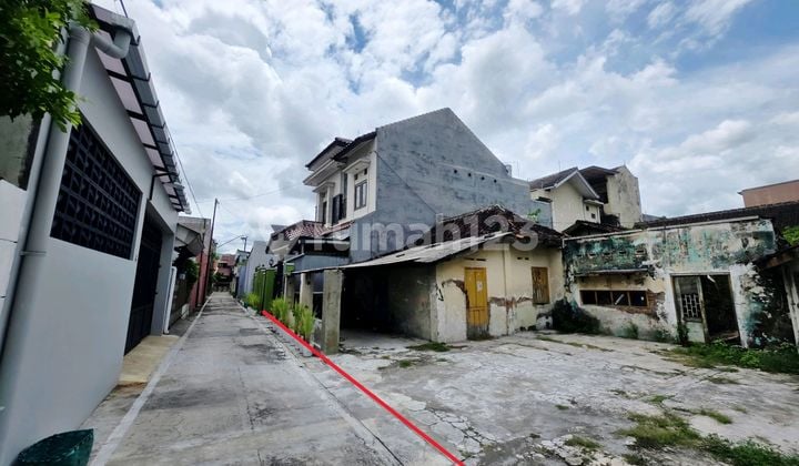 Bonus Land with Old Building in Central Solo City Near Mall in Penumping