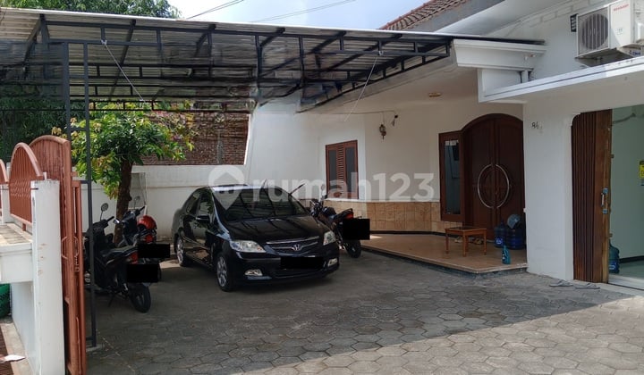 Disewakan Rumah Luas 200 M2 Dekat Al Azhar, Monumen Jogja Kembali