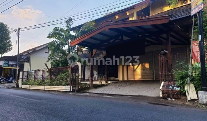 Rumah Luas di Daerah Deresan Condongcatur, dekat Grand Tjokro Yogyakarta