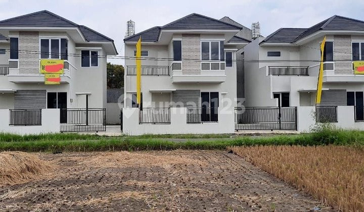 Rumah Minimalis 2 Lantai Tepi Jalan Aspal dekat Pesona Bandara Land