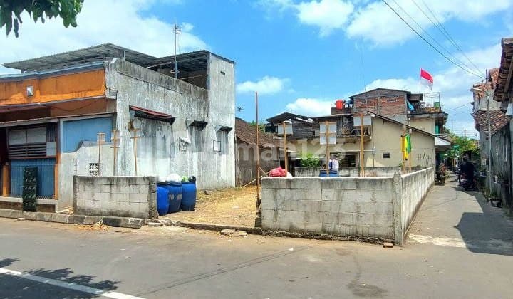 Tanah Tepi Jl. Aspal dekat dekat Pasar Giwangan