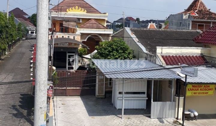 Rumah + Kost + Halaman Tempat Usaha, Luas, Pinggir Jalan Aspal Ramai, dekat Museum of Muhammadiyah