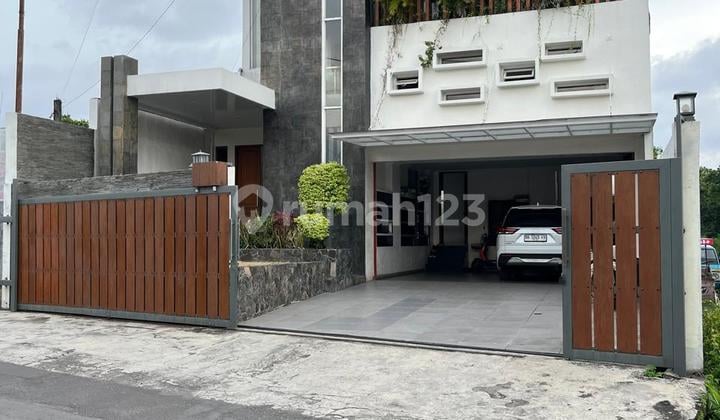 Rumah Mewah 2 Lantai Lux Strategis Dengan Tanah Luas Dekat Jalan Magelang Dan Kampus Ugm