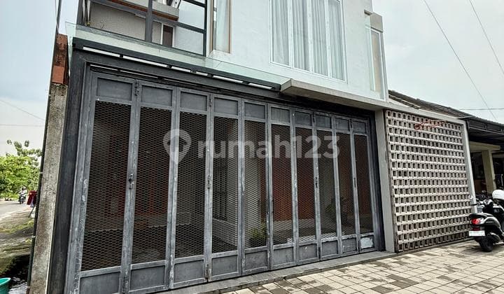 Rumah Mewah 2 Lantai Hook - Full Furnished Dalam Ringroad di Tirtonirmolo Kasihan Bantul Dekat ke Jalan Bugisan dan Alun Alun Selatan