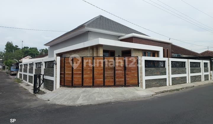 Rumah Baru Mewah Hook Istimewa dengan Tanah Luas Tepi Jalan Aspal di Kotagede Kodya