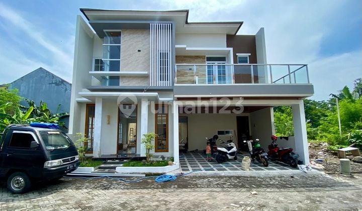 Turun Harga!!!!!rumah Mewah Premium 2 Lantai Fully Furnished Dengan Kolam Renang Pribadi Dalam Perumahan Merapi Regency Indah Jalan Kaliurang Km 9 Dekat Ke Kampus Ugm