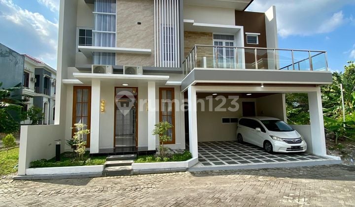 RUMAH MEWAH PREMIUM 2 LANTAI FULLY FURNISHED DENGAN KOLAM RENANG PRIBADI DALAM PERUMAHAN MERAPI REGENCY JALAN KALIURANG KM 9 DEKAT KE KAMPUS UGM DAN UII