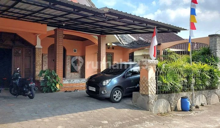 RUMAH MEWAH ASRI DENGAN TANAH LUAS DI MAGUWOHARJO DEPOK SLEMAN DEKAT PASAR STAN MAGUWOHARJO DEPOK SLEMAN