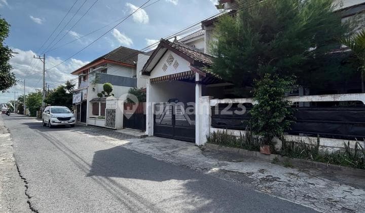 Rumah Strategis 2 Lantai Dengan Tanah Luas Di Pinggir Jalan Aspal Di Banguntapan Dekat Pln Gedongkuning