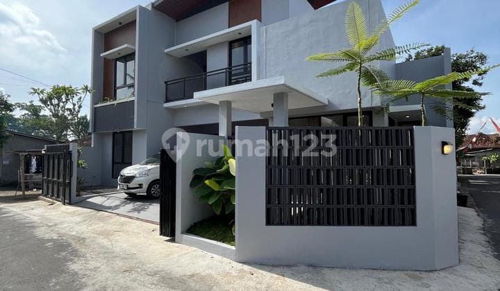 Murah Banget! Rumah Mewah 2 Lantai Estetik Modern dan Strategis Tepi Jalan Aspal - Unit Hook di Tlogoadi Mlati Sleman