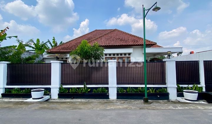 Rumah Asri Dengan Tanah Luas Dan Private Pool Di Jalan Damai - Jalan Kaliurang Km 8 Sleman Dekat Kampus Ugm