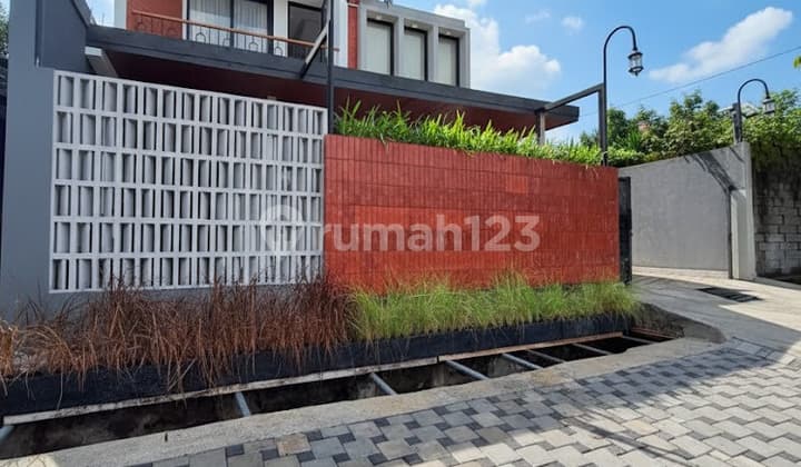 Rumah Mewah 2 Lantai Premiun Full Furnished Dengan 3 Unit Villa Mewah Include Privat Pool Di Jalan Palagan Mlati Sleman