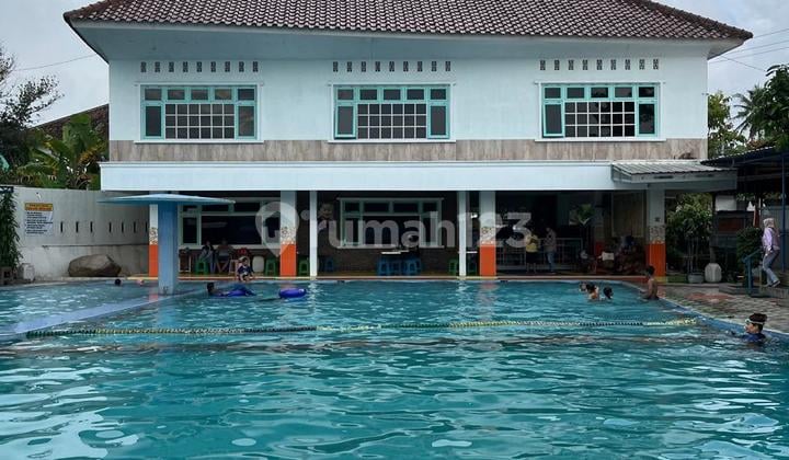 Spacious 2-Story House with a Popular Public Swimming Pool, Ideal for a Villa or Vacation Investment on Palagan Street, Ngaglik, Sleman