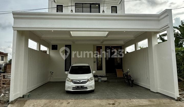 Luxury American Classic Design 2-Story Fully Furnished House in Maguwoharjo, Depok, Sleman, Near GIS School