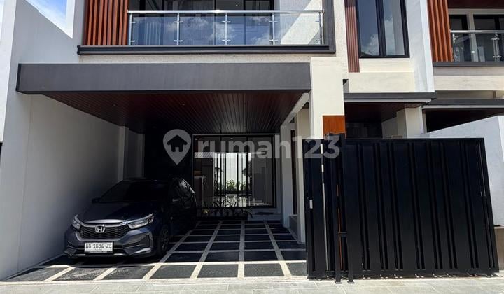 Istimewa Banget‼️Rumah Mewah Modern 2 Lantai Premium dengan Rooftop Luas di Jalan Palagan KM. 1 Dekat Monjali dan Ugm