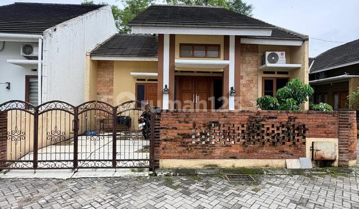 Rumah Coklat Cantik Minimalis Dalam Mini Cluster di Jalan Kapten Haryadi Ngaglik Sleman Dekat Greenhill