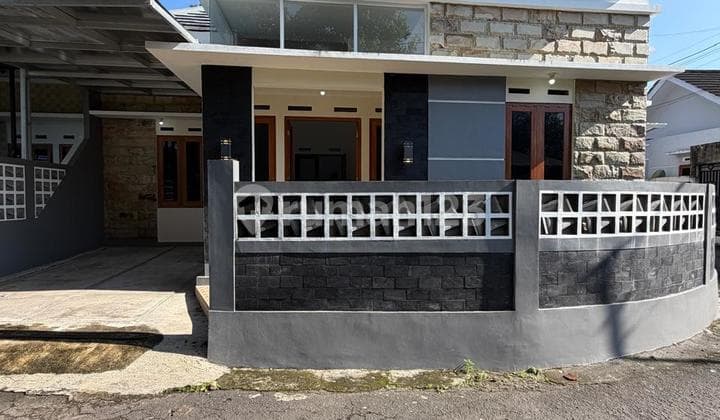 Beautiful New Minimalist House Ready to Occupy Hook Unit in Triharjo Sleman Near Sleman Market and Sleman Police Station