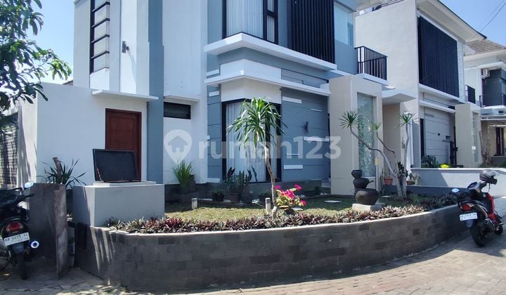 Rumah 2 Lantai Mewah Strategis Dalam Komplek Perumahan Elite Dengan Security 24 Jam Dekat Hotel Hyatt Jalan Palagan, Sleman Yogyakarta.