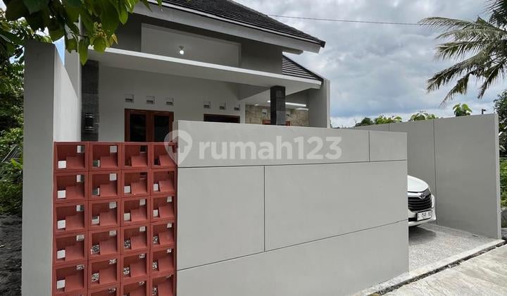 Rumah Cantik Modern dengan Tanah Luas dan Tata Ruang Lega di Jalan Palagan KM 12 Donolayan Dekat Pasar Rejondani