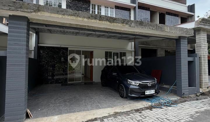 Rumah Mewah Kontemporer Modern 2 Lantai Dalam Perumahan di Jalan Kaliurang Km 13 Ngemplak Sleman Dekat Pasar Jangkang