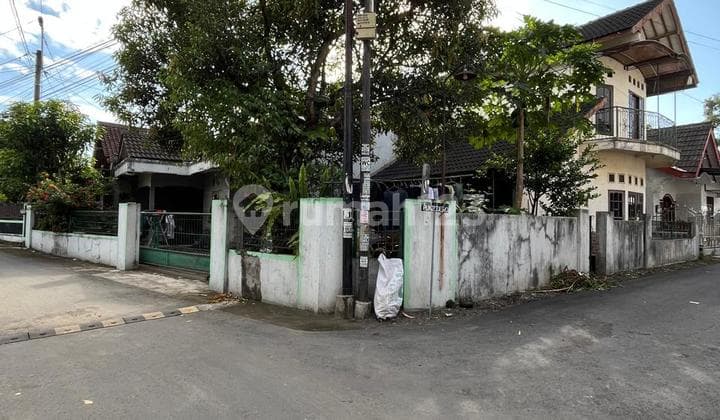Rumah Luas Hook Strategis 2 Lantai Di Maguwoharjo Depok Sleman Dekat Pasar Stan